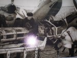 Солдаты на оленях около самолёта грузят бомбы.JPG